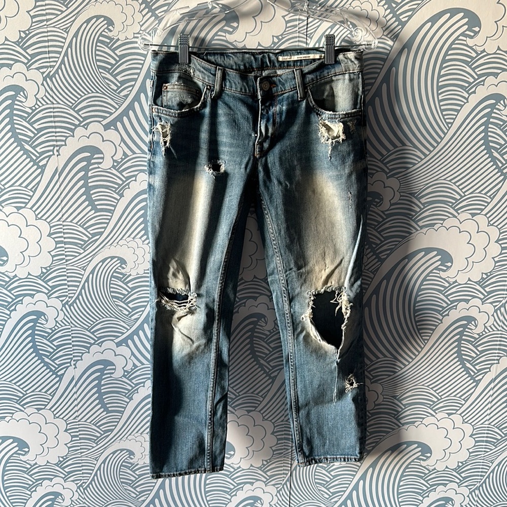 Zara woman medium rise slim fit with holes. Size 4 jeans